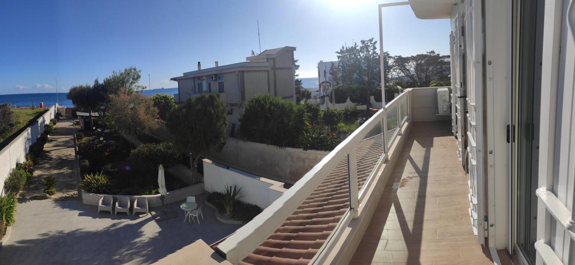 Seagull Apartments - Front And Sea View & Airport Бари Экстерьер фото